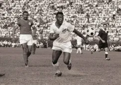 Pelé durante el partido ante los lusitanos Pelé durante el partido ante los lusitanos