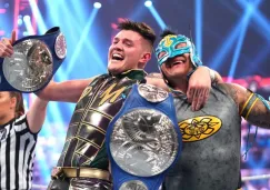 Dominik y Rey Mysterio festejando un campeonato en parejas