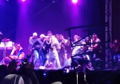 El público quedó sorprendido pero en lugar de intervenir se puso a grabar.