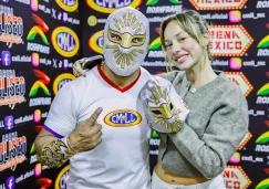 Ester Expósito visita la Arena México y recibe una máscara de Místico