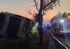 Algunos pasajeros quedaron atrapados entre los fierros de la unidad.