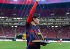 Chivas realiza dinámica en apoyo a la “Hormiga” González con pelucas de Goku