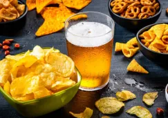 Proponen nuevo impuesto en CDMX para papitas, refrescos, alcohol, chocolates y más 