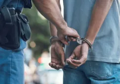 Detienen a sujeto que se disfrazó de su madre muerta para seguir cobrando su pensión