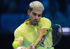 Alcaraz posa con jersey de los Dolphins 