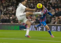 Raúl Jiménez lanza tremenda patada a rival Raúl Jiménez lanza tremenda patada a rival