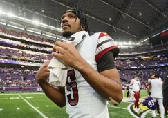 Jayden Daniels sale lesionado en su primer partido de regreso a los emparrillados 