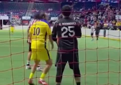 Cuauhtémoc Blanco propina golpe