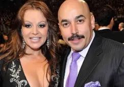 Lupillo Rivera publica fotos inéditas del día en que recibieron los restos de Jenni Rivera