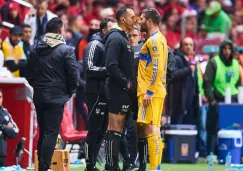 Gignac se olvidó del partido para reclamarle al cuarto árbitro Gignac se olvidó del partido para reclamarle al cuarto árbitro