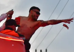 Alexis Vega lanza dinero a la afición de Toluca durante festejos del bicampeonato