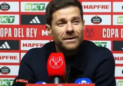 Xabi sufre percance con la luz durante conferencia de prensa Xabi en conferencia