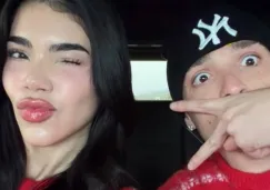 Peso Pluma y Kenia Os celebran la Navidad regalando juguetes en Estados Unidos