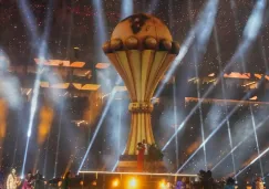 ¡Momentazo! Jugador finge lesión y silbante lo amenaza con expulsarlo si no se sube a una camilla