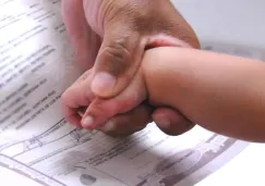 ¿Primero el de mamá o el de papá? SCJN permite elegir el orden de los apellidos