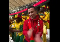 ¡Reencuentro! Aficionado marroquí que se hizo viral en Qatar 2022 reaparece con Senegal en Copa Africana