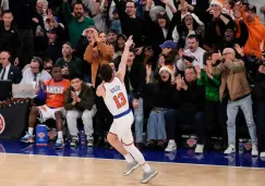Tyler Kolek, de los Knicks de Nueva York, festeja su enceste de tres puntos ante los Cavaliers