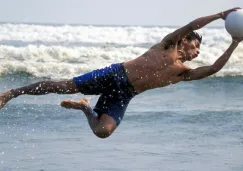 ¡A lo Inmortal! Jorge Campos entrena a su hijo en las playas de Acapulco