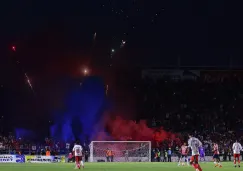 Camión de aficionados de Chivas fue agredido