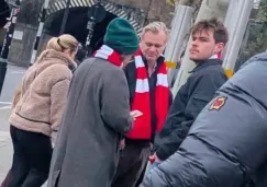 ¡Es cine! Cristopher Nolan fue captado con bufanda del Arsenal en Emirates Stadium 