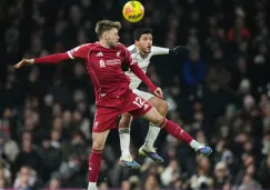 ¡De héroe a villano! Raúl Jiménez da asistencia pero pierde costoso balón en empate ante Liverpool