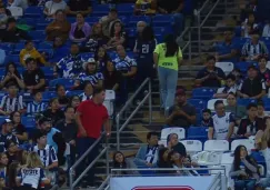 ¡Nachos nuevos! Rayadas tiene gesto con aficionada