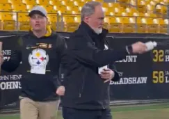 Tradiciones de Pensilvania: Sacerdote bendice el campo de los Steelers previo al juego contra Baltimore Sacerdote en estadio de Pittsburgh