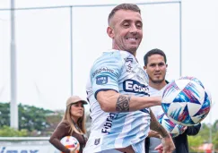 El jugador argentino hizo el oso durante su presentación con su nuevo equipo