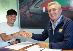 Morales en su firma de contrato con Pumas