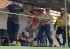 Mujeres golpean a árbitro Mujeres golpean a árbitro