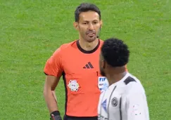 ¡Insólito! Futbolista escupe al árbitro y es obligado a regresar a la cancha para ser expulsado