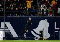 Flores anotó dos golazos para la victoria felina