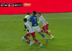 El 'Curro' se llevó un golpazo del defensor rayado