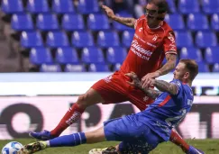 Césped del Estadio Cuauhtémoc 'cobra' nueva víctima en partido de Cruz Azul