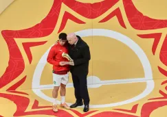 Brahim siendo consolado por Infantino