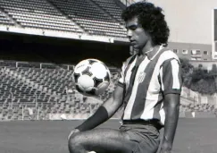 Aficionado limpió la placa de Hugo Sánchez en el Estadio del Atlético de Madrid