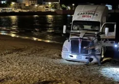 Tráiler invade Playa Norte en Mazatlán por sesión romántica y termina en operativo de seguridad