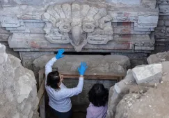 En la entrada destaca la figura de un búho rodeada de figuras prehispánicas.