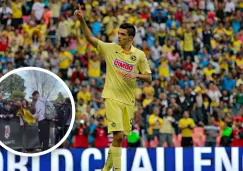 ¡No lo olvidan! Raúl Jiménez fue captado firmando jersey del América en Inglaterra Raúl Jiménez con América