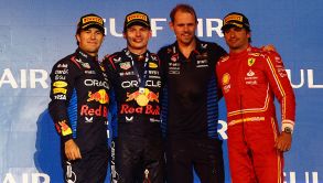Checo Pérez, Max Verstappen y Carlos Sainz, en el podio de Bahréin