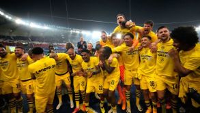 Jugador de Borussia Dortmund sufrió caída durante festejo