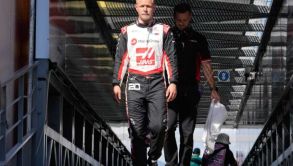 Kevin Magnussen no recibió sanción por incidente con Checo Pérez
