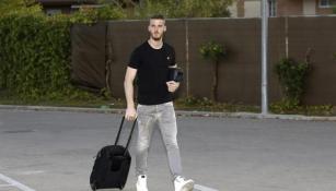 De Gea camina con maleta en mano