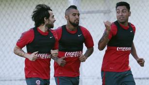 Vidal junto a Jara y Valdivia en un entrenamiento con Chile 