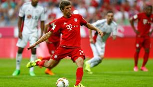 Müller dispara durante un partido del Bayern Munich