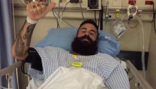 Marc Crosas saluda en su cama del hospital