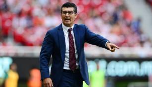 Chepo da indicaciones en juego contra Chivas