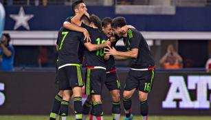 Jugadores del Tri festejan gol contra Argentina