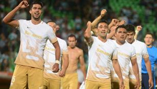 Jugadores de Pumas celebran victoria frente a Santos