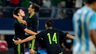 Juagdores mexicanos festejan un gol